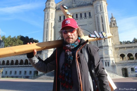 L'artiste Thierry-Paul Valette marche 200 km jusqu'à l'Elysée avec une croix sur le dos @TPV75000