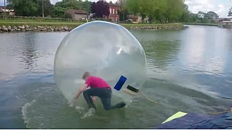 WaterBall &agrave; Montech: Emilien Quesnot d'Accueil Ados de Montech animait une apr&egrave;s-midi WaterBall sur le canal pour les adoslescents 