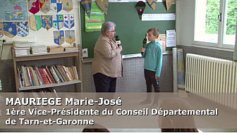 Mme MAURIEGE Marie-José, 1ère Vice-Présidente du Conseil départemental 82,  au micro des Jeunes Reporters de l