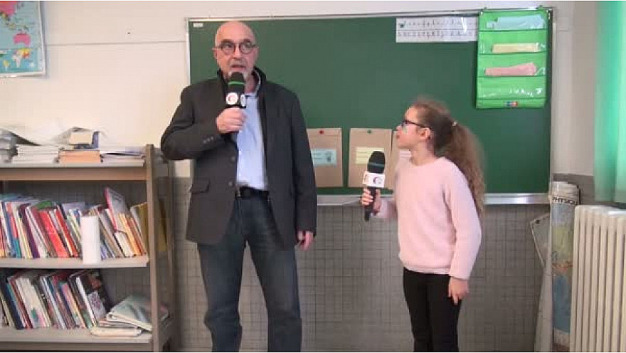 Patrice Garrigues, Conseiller Régional au micro des Jeunes Reporters de l'école George Sand à Montauban.