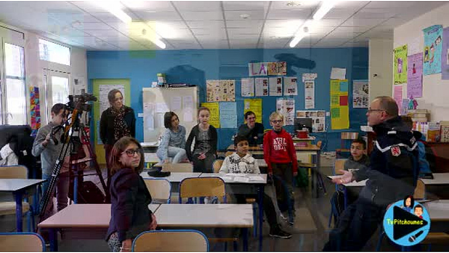 Les jeunes reporters de l'école primaire de Lacourt-Saint-Pierre Interviewent le Lieutenant Lafage, gendarmerie Nationale
